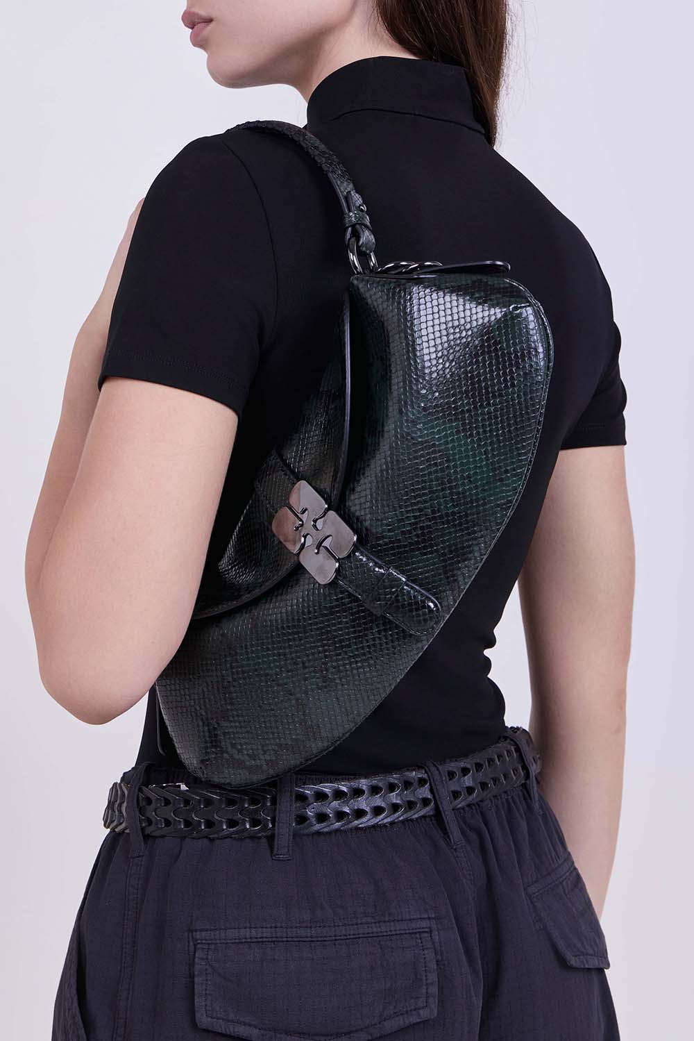 תמונת כל הלוק של תיק כתף קאט מדיום